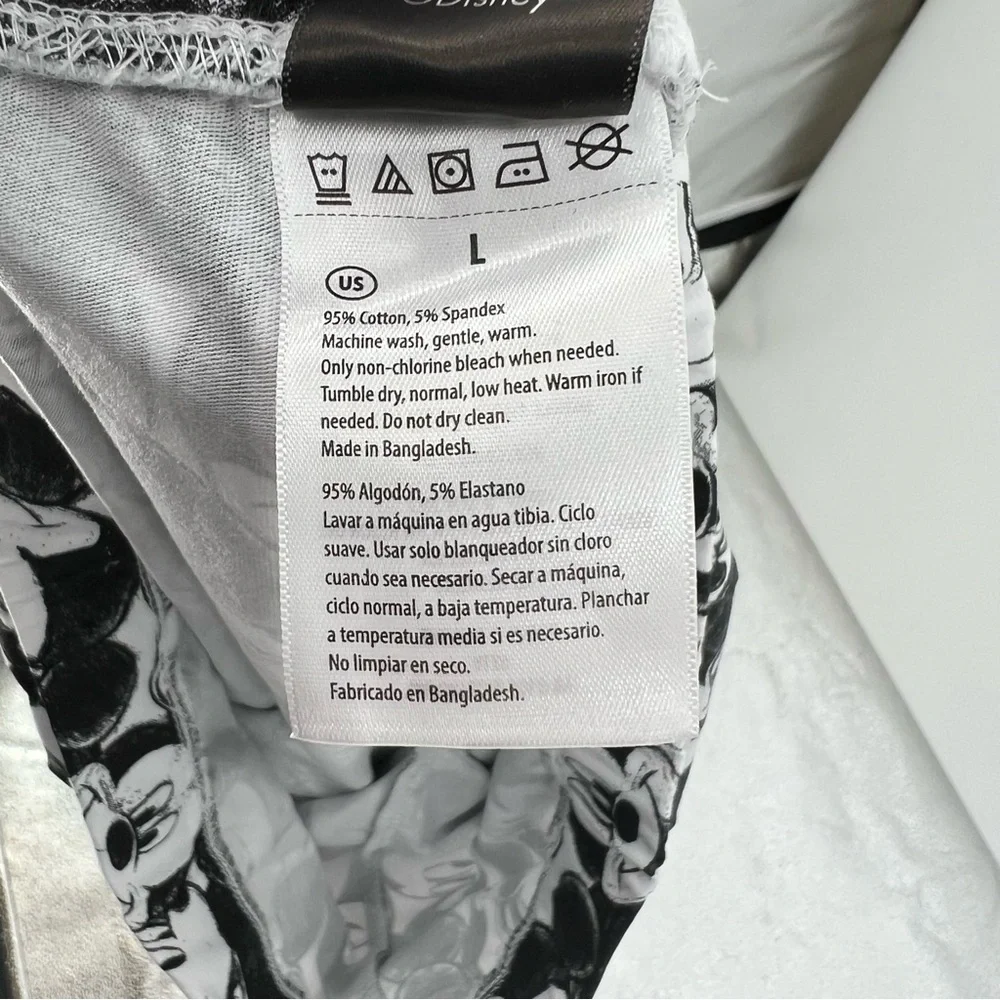 Large  Disney  Mickey Mouse Shorts   New - Picture 4 of 4